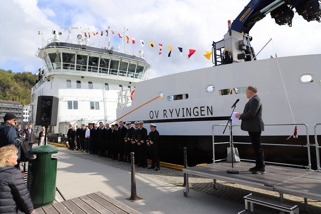 FMVs prosjektleder Nils Andreas Brekke holder d&aring;pstale for FMV40 &laquo;OV Ryvingen&raquo; 8 mai 2019 i &Aring;lesund. B&aring;de skuta og mannskapet tok seg fortreffelig ut, og FMV er rett og slett stolte over &aring; kunne bidra b&aring;de til Kystverkets suksess og en god arbeidsplass for sj&oslash;folk. FMV47 &laquo;OV Hekkingen&raquo; blir et s&oslash;sterskip. Bilde: Kystverket.